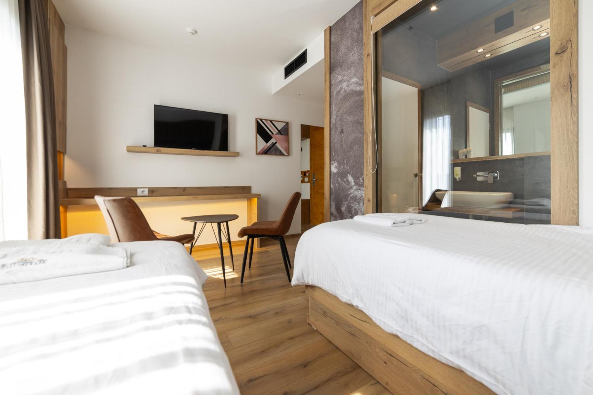 Roadside Hotel Lipjan ภายนอก รูปภาพ