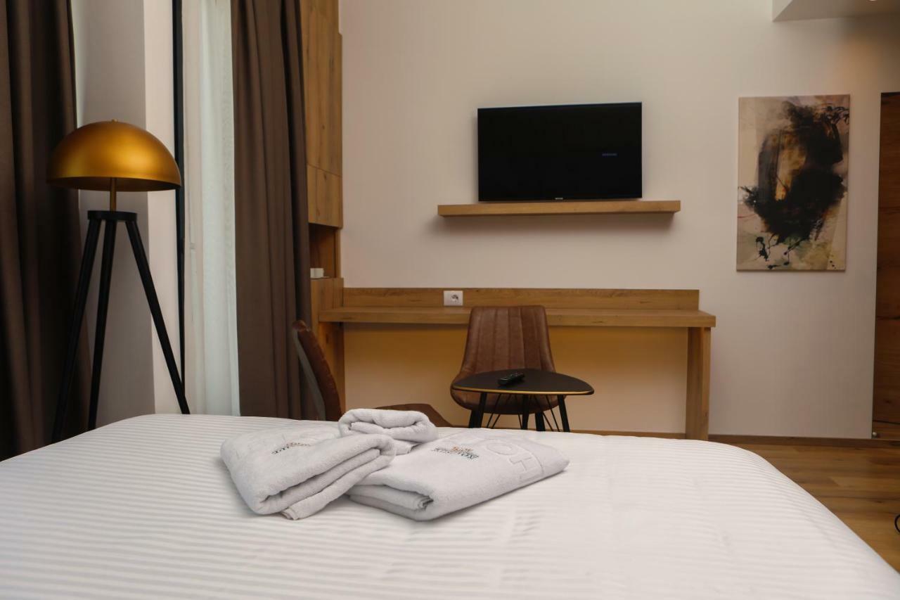 Roadside Hotel Lipjan ภายนอก รูปภาพ